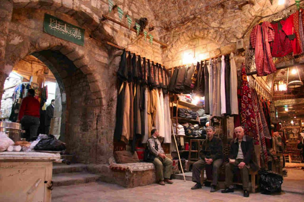 Passage couvert dans un souk traditionnel d’Alep