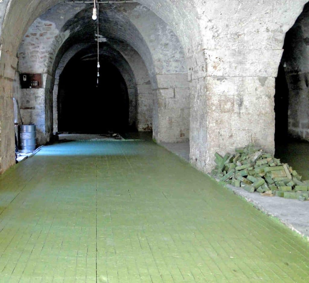 Grande dalle verte de savon d’Alep refroidissant sur le sol d’une savonnerie traditionnelle