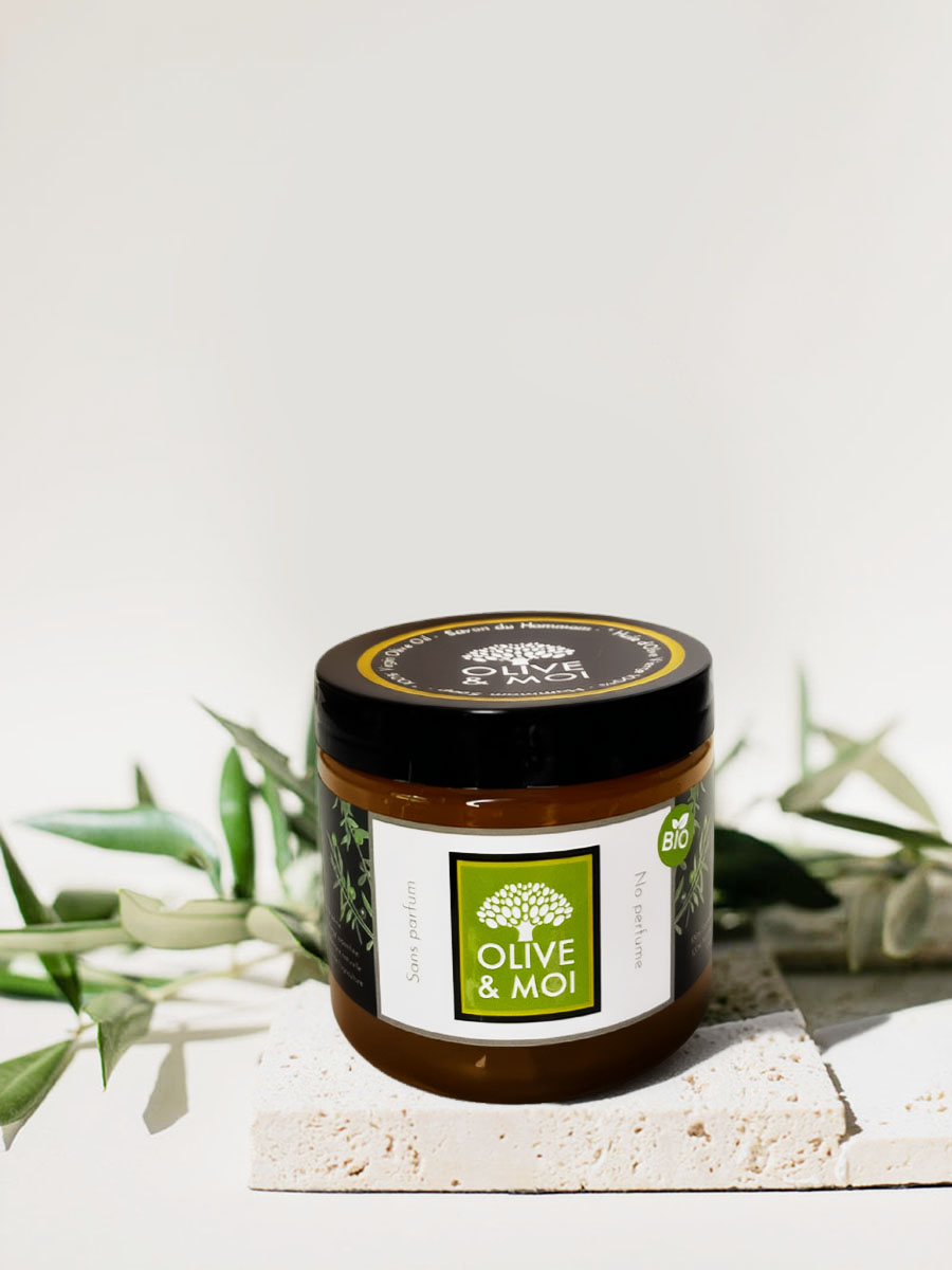 Savon noir du hammam à utiliser en gommage pour le corps et le visage. Fabriqué à partir de 100% d'huile d'olive vierge saponifiée. Sans huile de palme, sans colorant, sans paraben. Vous pouvez acheter ce savon sur Savon-Alep.Shop. Photo CC BY SA Savon-Alep.Shop