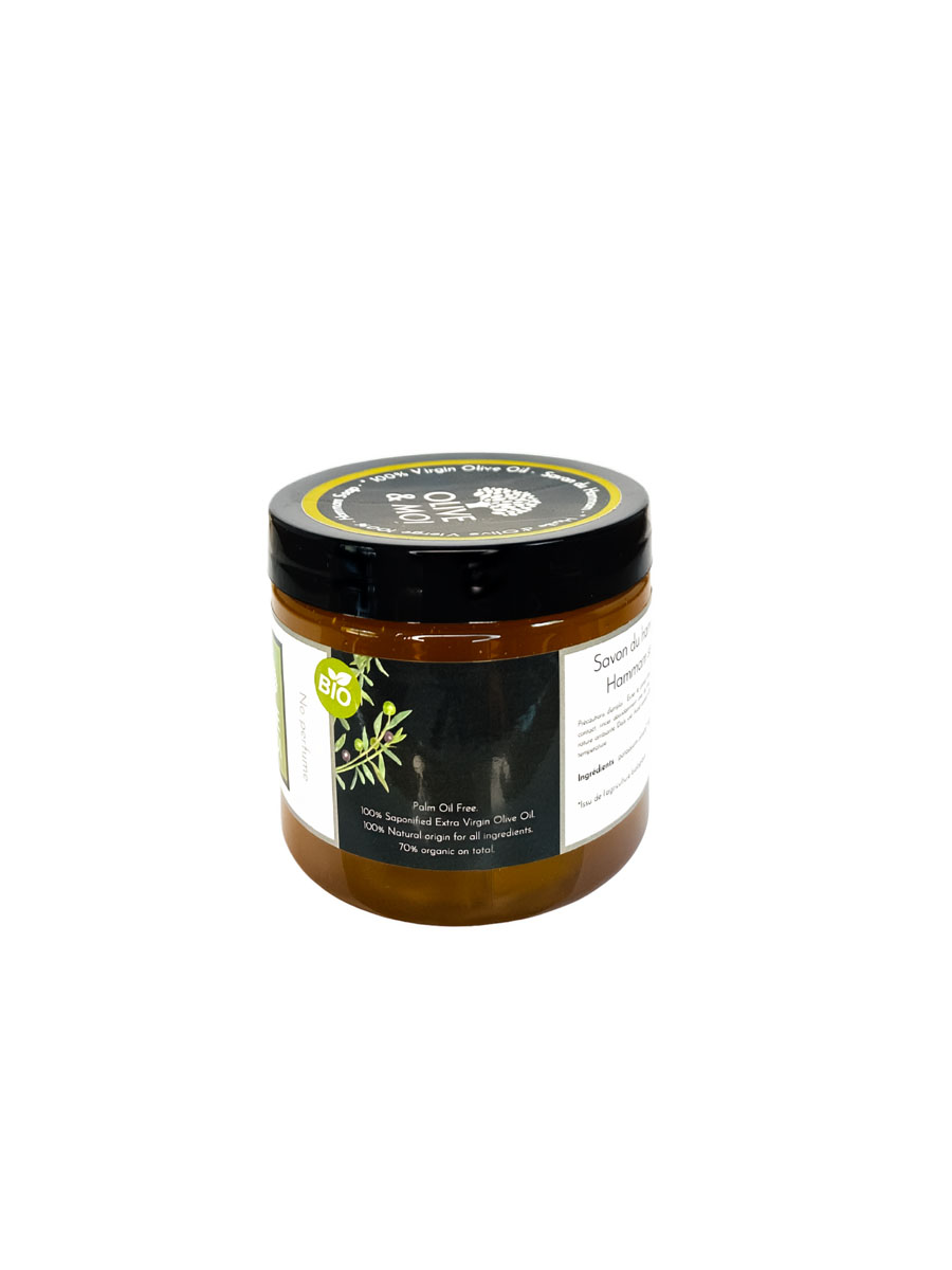 Savon noir du hammam à utiliser en gommage pour le corps et le visage. Fabriqué à partir de 100% d'huile d'olive vierge saponifiée. Sans huile de palme, sans colorant, sans paraben. Vous pouvez acheter ce savon sur Savon-Alep.Shop. Photo CC BY SA Savon-Alep.Shop