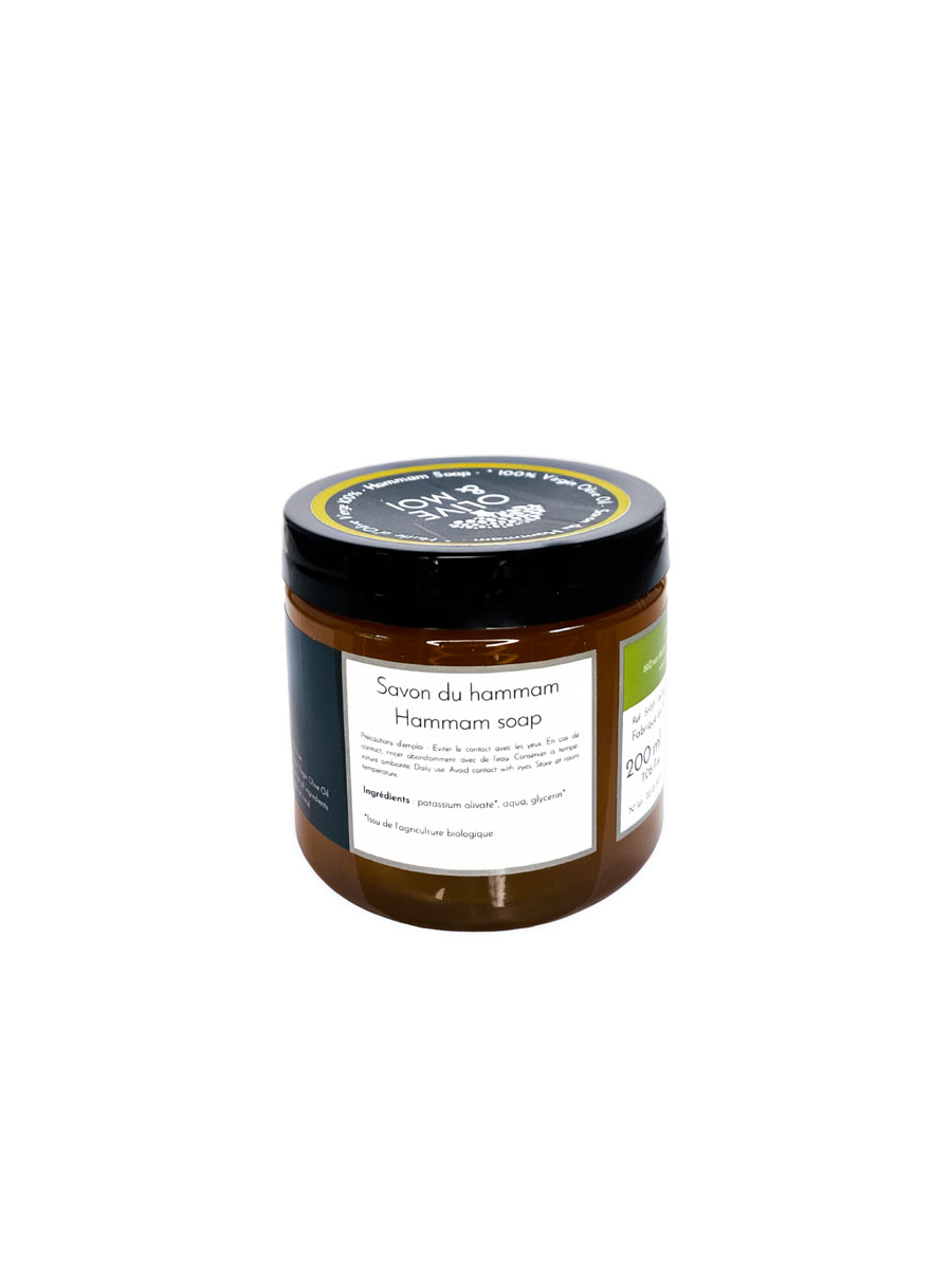 Savon noir du hammam à utiliser en gommage pour le corps et le visage. Fabriqué à partir de 100% d'huile d'olive vierge saponifiée. Sans huile de palme, sans colorant, sans paraben. Vous pouvez acheter ce savon sur Savon-Alep.Shop. Photo CC BY SA Savon-Alep.Shop