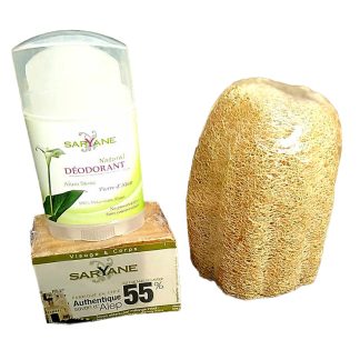 Idée cadeau #1 Bien-être au quotidien: Savon-Alep.Shop vous propose de découvrir ou faire découvrir 3 produits emblématiques d'une hygiène corporelle saine et naturelle : un savon d 'Alep dosé à 55% d'huile de baie de laurier, une loofah, un stick de pierre d'Alun de 100g. Pour offrir ou se faire du bien !