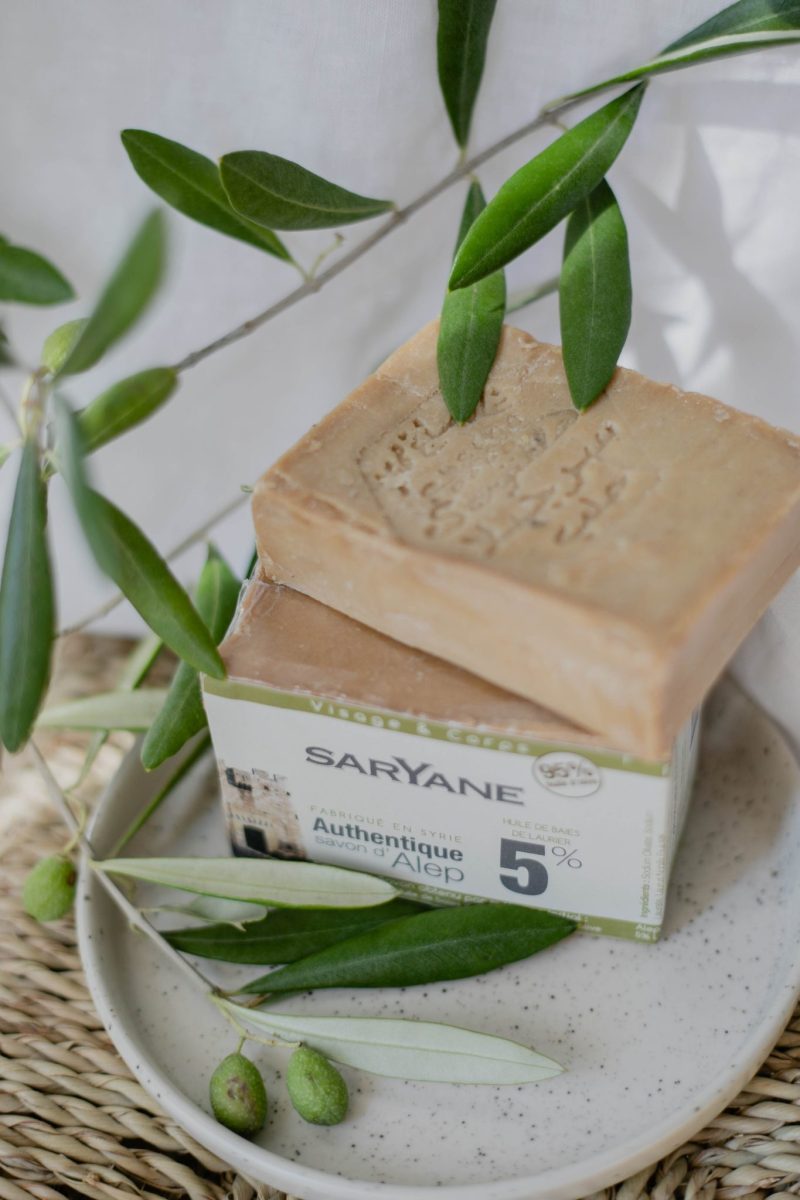 Savon d'Alep traditionnel à 5% d'huile de baie de laurier. Fabriqué à Alep dans le respect des modes de production millénaires des savonniers d'Alep. Savon d'Alep traditionnel sans colorant, sans parfum, sans additif. Achat de ce Savon d'Alep naturel à 5%, surgras et hypoallergénique